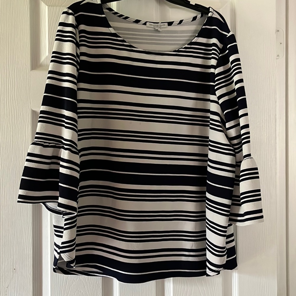 Green Envelope white and navy blouse. Size 3x